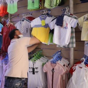اقتراب الدخول المدرسي يفشل في انتشال الملابس الجاهزة من الكساد التجاري