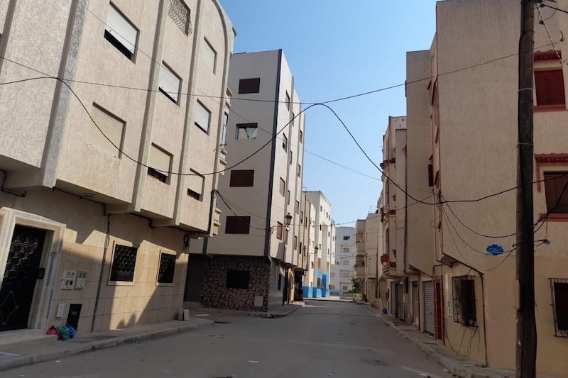 أسلاك كهربائية تتربص بمواطنين في مدينة مرتيل‎‎