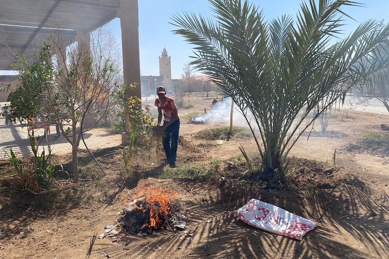 مبادرة شبابية تنظف ساحة أمام "جماعة الطاوس"