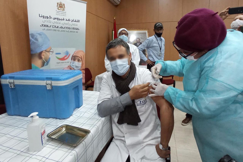 الأطر الصحية المغربية تقبل بكثافة على حقنة لقاح "كورونا" الثالثة‬