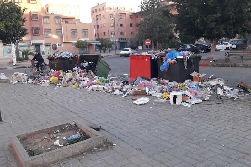 "نقاط سوداء" تشهد التراكم المفرط للنفايات الصلبة في قلب "المدينة الحمراء"