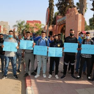 طلبة يحتجون على الزيادة في تسعيرة الحافلات