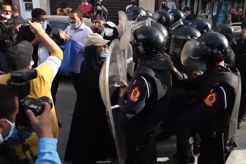 الأمن يفرق رافضي جواز التلقيح