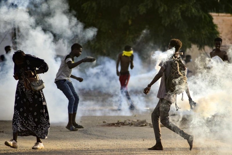 معارضو الانقلاب يلازمون الشوارع بالسودان