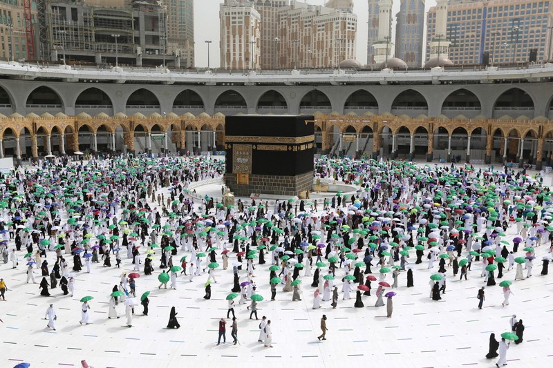 السعودية ترفع قيود فيروس "كورونا" عن الحرمين