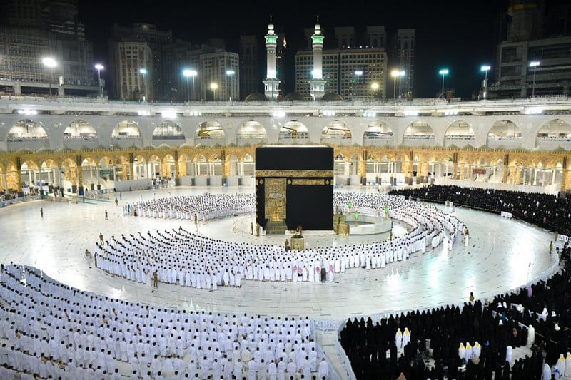 أول صلاة في المسجد الحرام "دون تباعد"