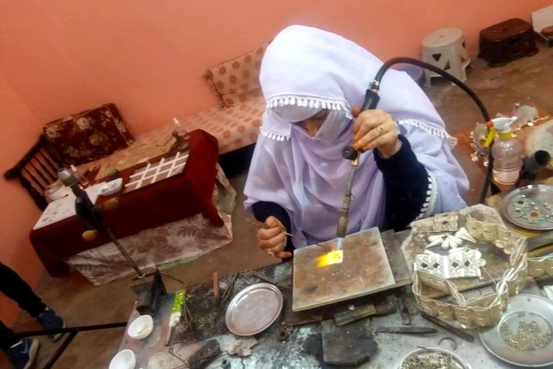 تعاونية "تيفليوت النقرت" .. نساء يتخصصن في تطويع معدن الفضة
