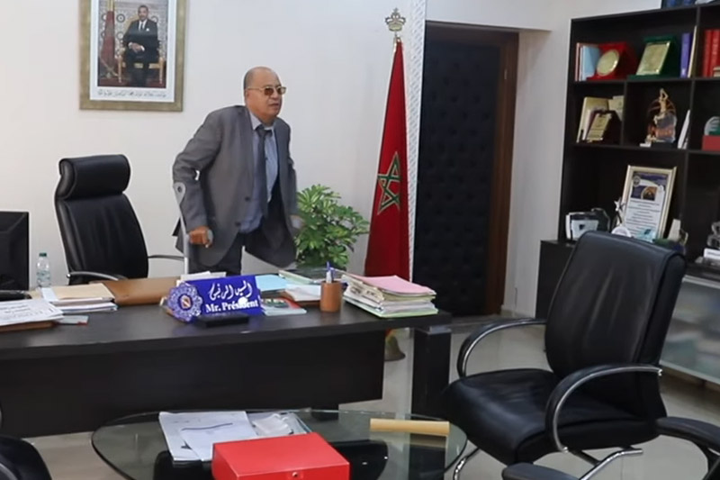 مع رئيس مقاطعة في وضعية إعاقة