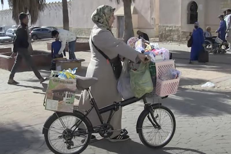 عصامية تتحدى صعوبات الحياة