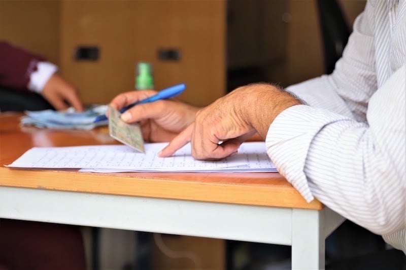 التوظيف بالتعاقد في الجماعات الترابية يثير مخاوف تفشي "الزبونية والمحسوبية"