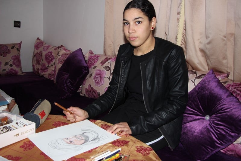 أسماء المجاني .. فنانة تشكيلية عصامية تطمح إلى بلوغ العالمية بلغة الألوان