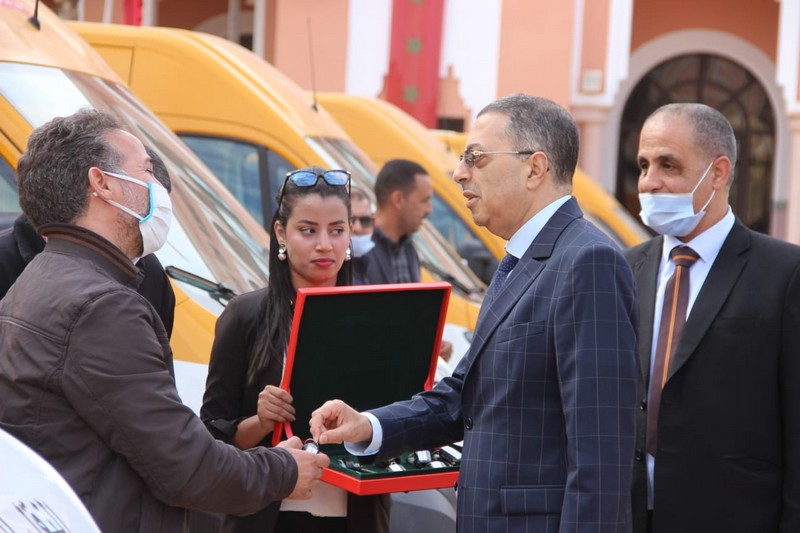 تسليم حافلات مدرسية وسيارات إسعاف باشتوكة