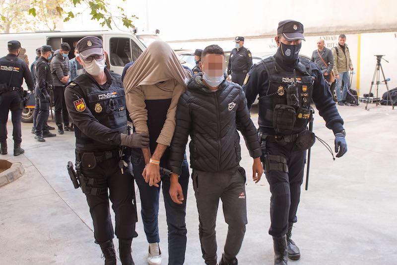 تفاصيل جديدة بشأن "الهروب الجماعي" لـ"حرّاكة مغاربة" من طائرة في إسبانيا