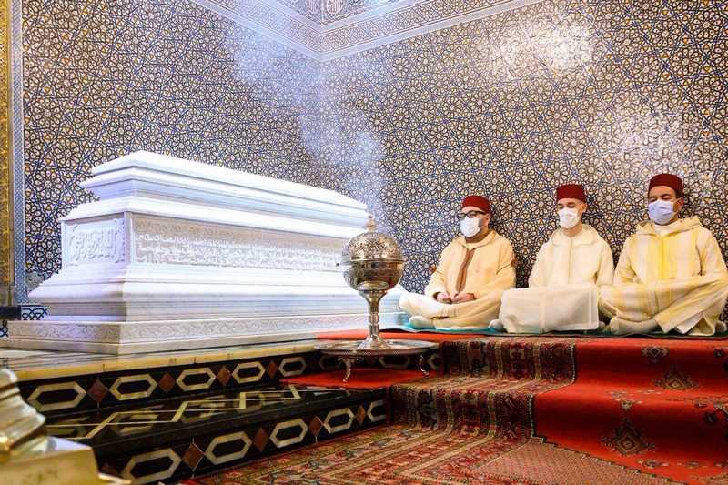 الملك يترأس حفلا دينيا بضريح محمد الخامس