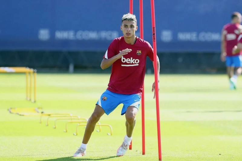 المغربي رويز ينتظر فرصة من مدرب برشلونة