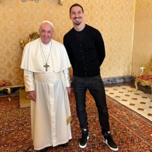 بابا الفاتيكان يستقبل نجم المنتخب السويدي إبراهيموفيتش
