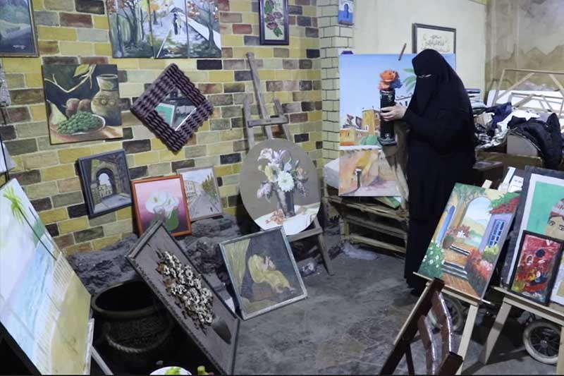 تشكيلية عصامية تحلم بالاعتراف