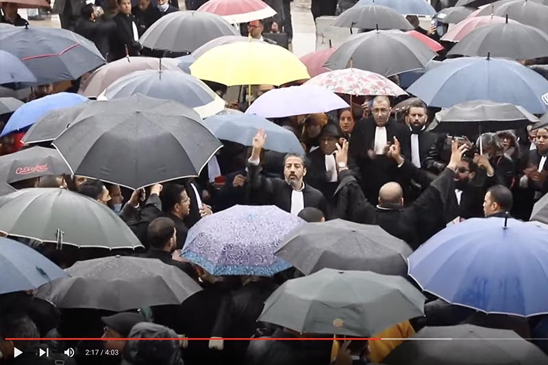محامون يحتجون تحت المطر