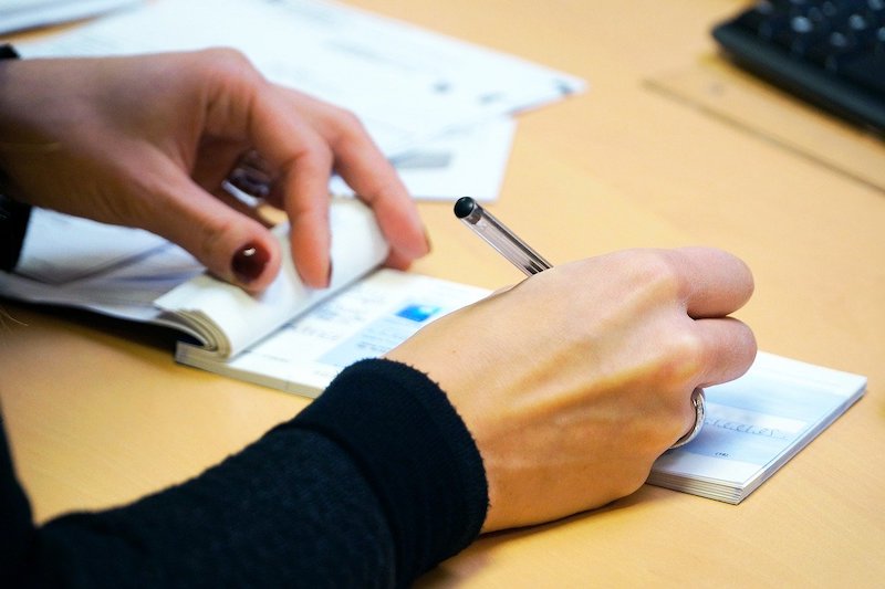 مبالغ مالية كبيرة تجر موثقة إلى سجن برشيد