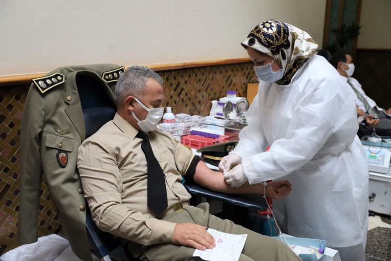 موظفو "الداخلية" ينخرطون في حملة تبرع بالدم