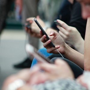 إدمان شبكات التواصل الاجتماعي .. أعراض وحلول