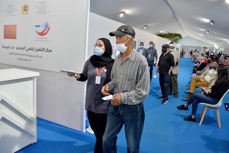 "اللجنة العلمية" تشترط الإقبال على التلقيح لتقليص "خسائر أوميكرون"