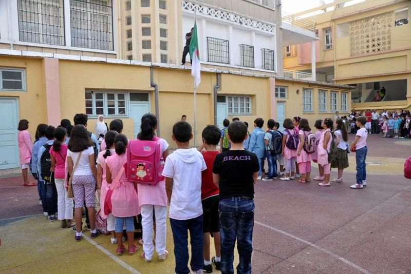 تفشي الجائحة يعلق الدراسة بالجزائر