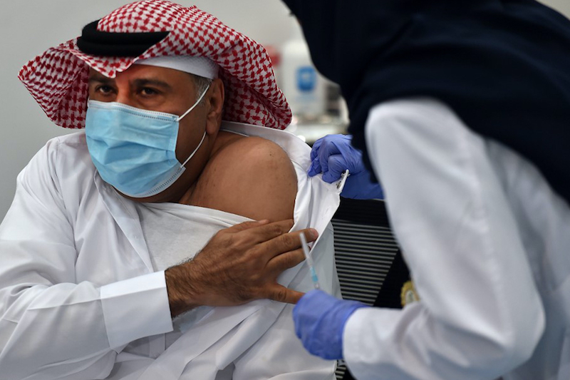 السعودية تبدأ فرض الجرعة المعززة