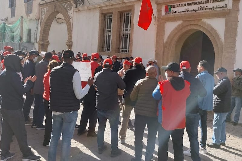 "الإغلاق" يدفع مهنيين إلى الاحتجاج