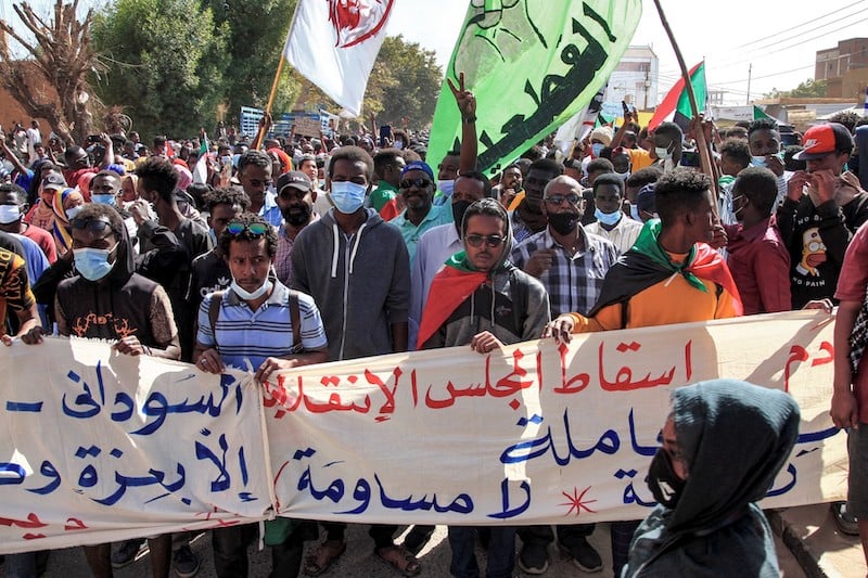 استقالة رئيس وزراء السودان تثير المخاوف من عودة "نظام البشير"