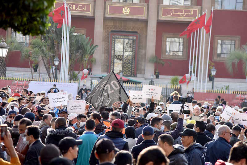سياسيون مغاربة يستحضرون "سيناريو 20 فبراير" ويحذرون من الغلاء