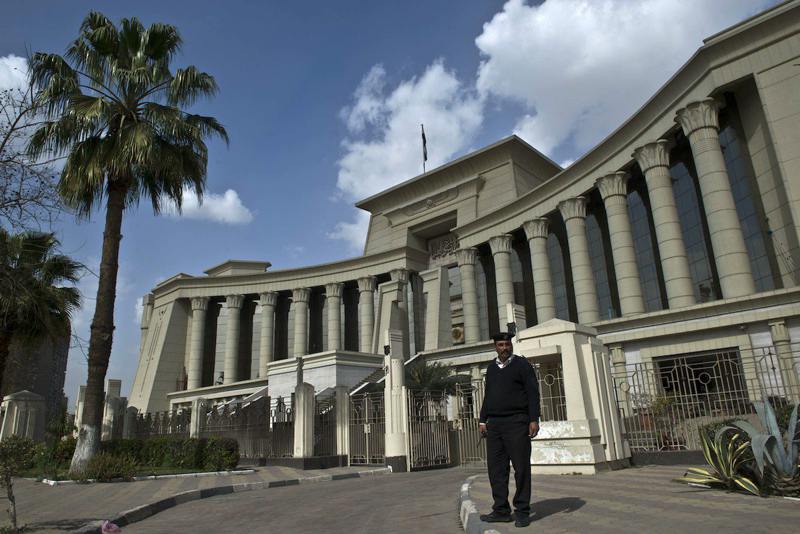القضاء المصري يتابع مبتزين دفعوا طفلة إلى الانتحار