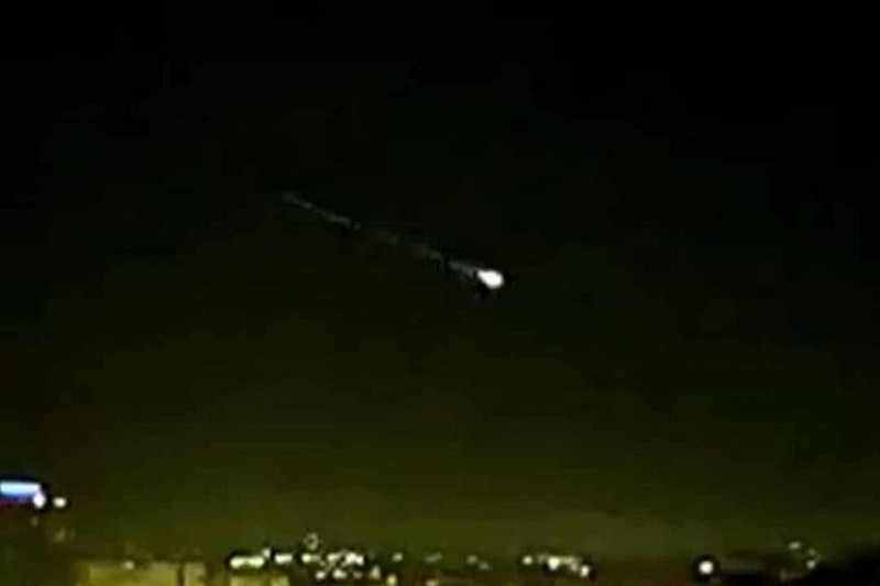 كرة نارية محترقة تمرّ فوق سماء المغرب