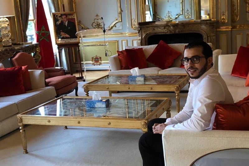 مغربي يساند النازحين من أوكرانيا