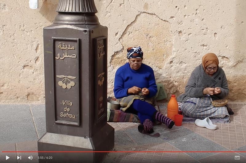 "الأزرار الحريرية" بصفرو
