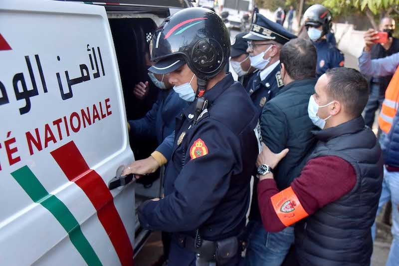 المحكمة تتابع متعاقدين في حالة سراح