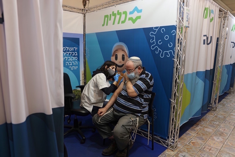دراسة علمية تبرز المنافع في جرعة "فايزر" الرابعة