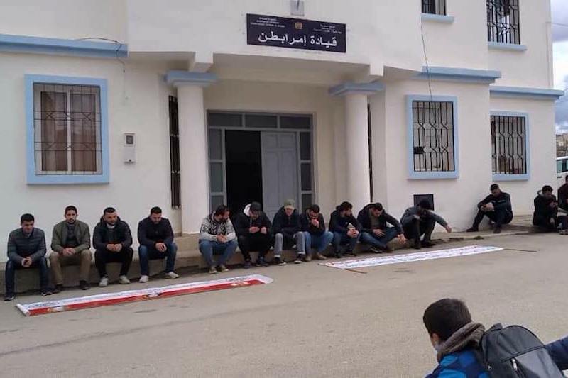 شبان يعتصمون في "قيادة امرابطن"