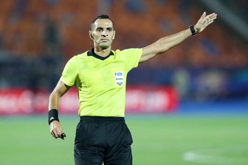 الجزائري غربال يحكم مباراة الوداد وبيترو