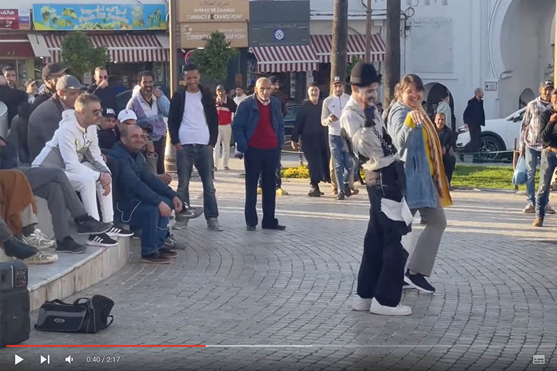 يرسم الابتسامة في شوارع طنجة