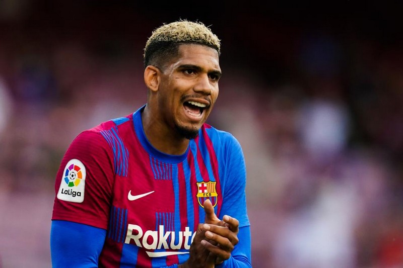 برشلونة يمدد عقد أراوخو بمليار أورو