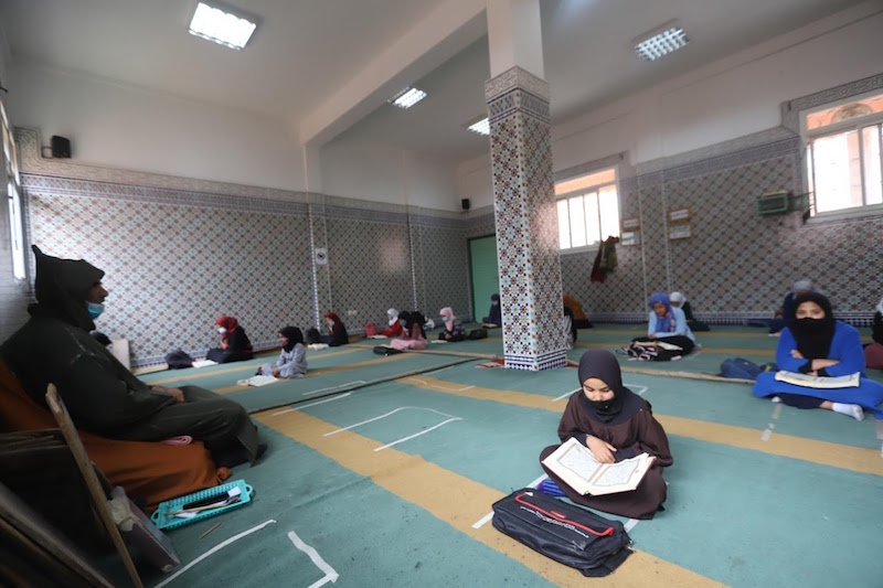 تكريم حافظات للقرآن الكريم بالعيون