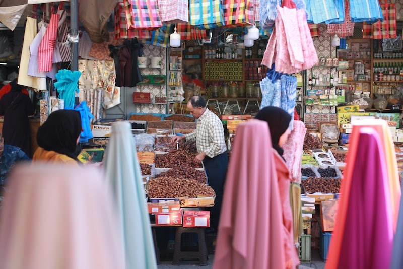 "التجارة التقليدية" تتوجس من ضعف التكتلات المهنية وتوغل "المساحات الكبرى"