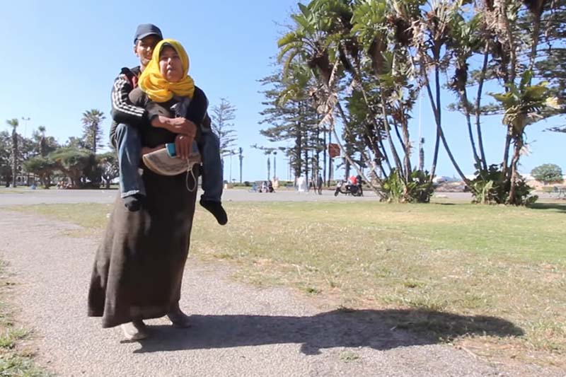 امرأة تحمل زوجها منذ 20 عاما