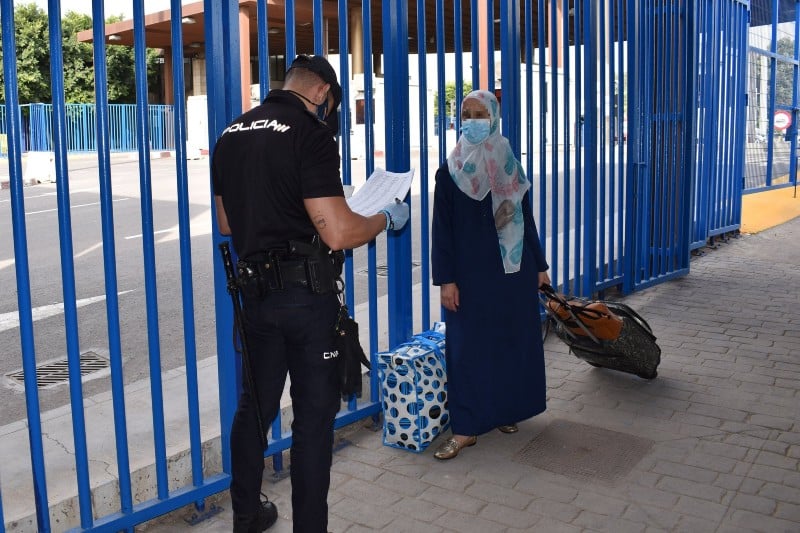 الشائعات تعبث بالمغاربة المتوفرين على تراخيص العمل في مليلية المحتلة