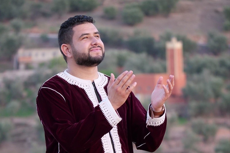 الحسيني ينشد "يوليد وايور نرمضان"