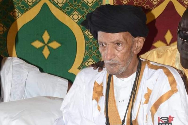 الملك يعزي أسرة الشيخ الطالب بويه