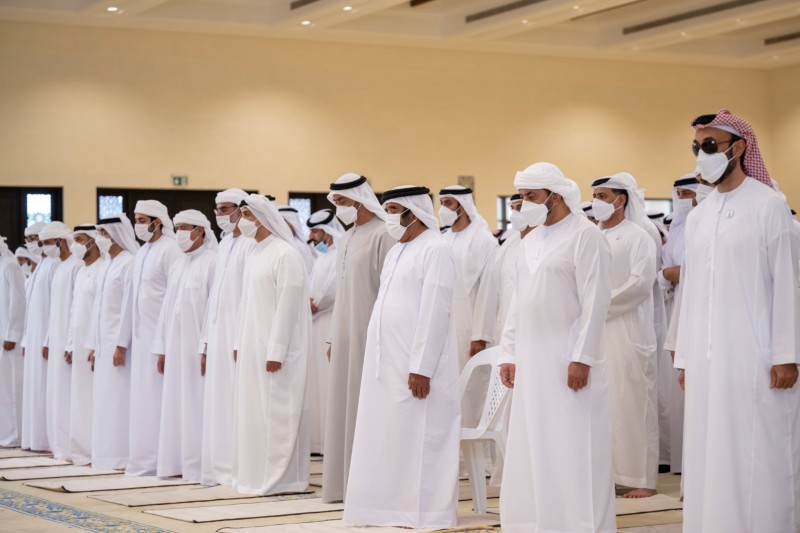 أداء صلاة الجنازة على روح الشيخ خليفة