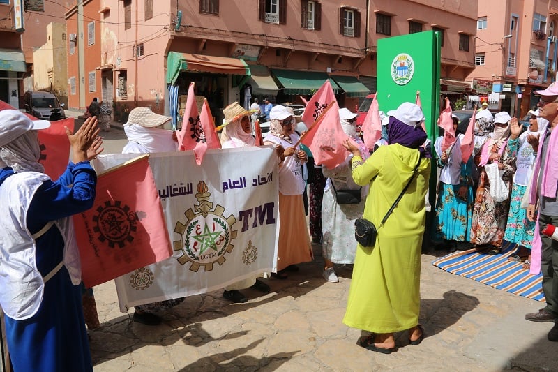 منظفات ينددن بقرار الإيقاف عن العمل