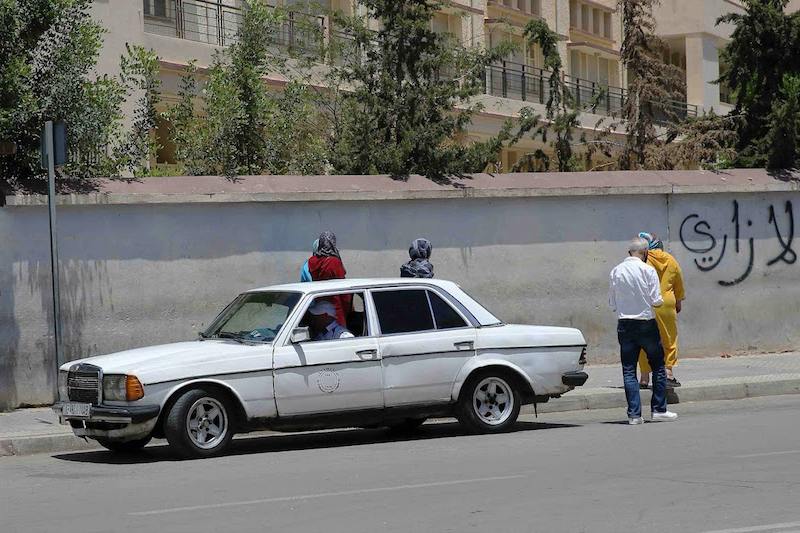 "الطاكسيات الكبيرة" تثير الاستنكار بالشرق